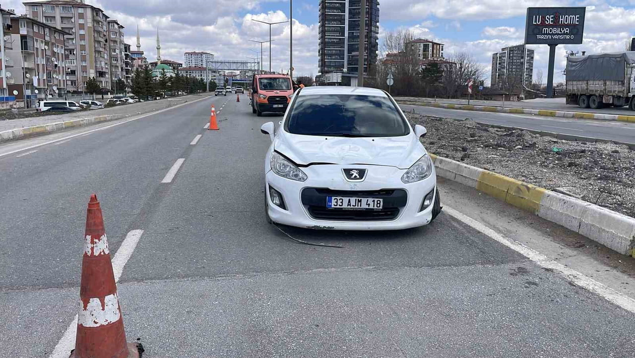 SİVAS’TA YOLUN KARŞISINA GEÇMEYE ÇALIŞAN KIZ ÇOCUĞUNA OTOMOBİL ÇARPTI, AĞIR YARALANAN ÇOCUĞUN...