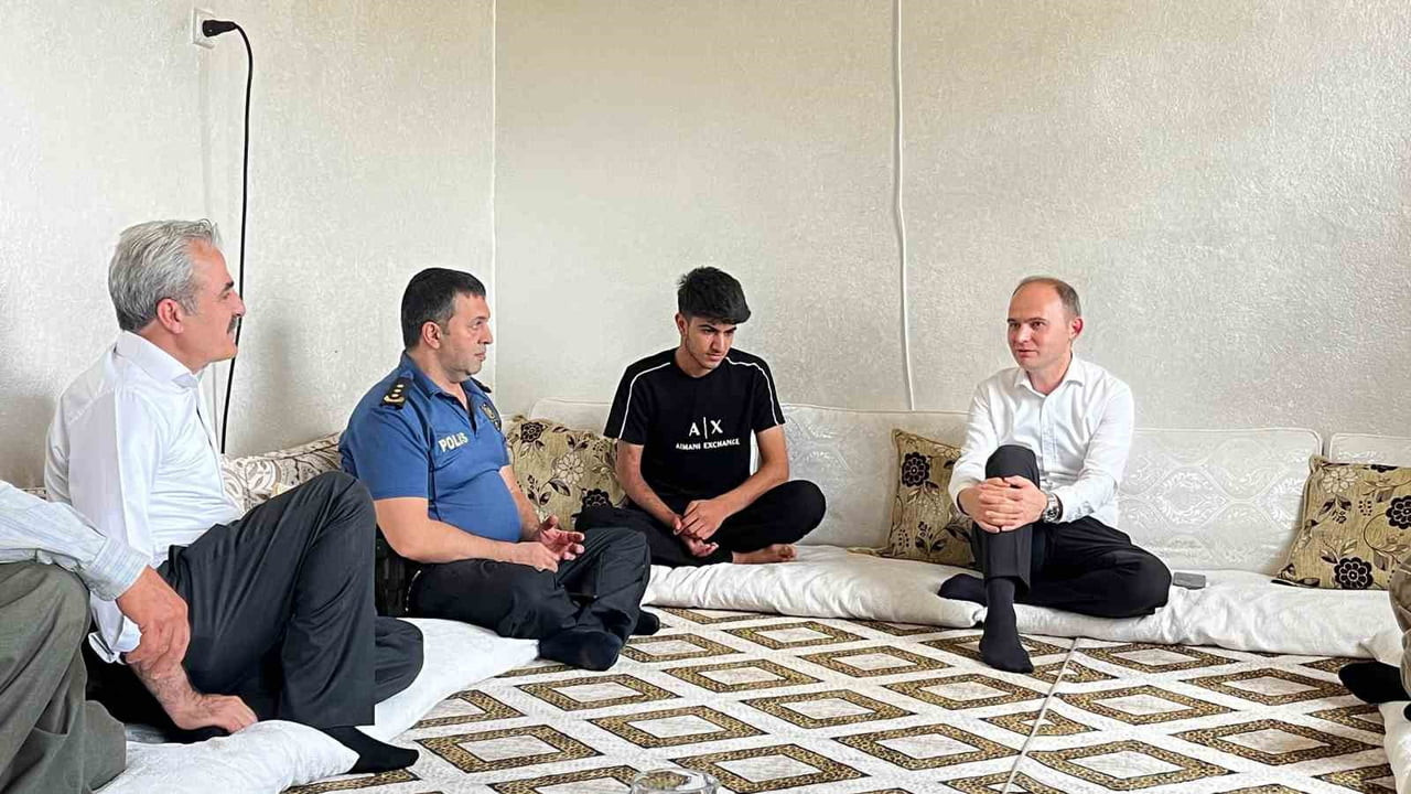SİVEREK KAYMAKAMI SALİH SAK (SAĞDA), İLÇE EMNİYET MÜDÜRÜ İLKER BURAK ZEYDANLI (SOLDAN İKİNCİ) ...