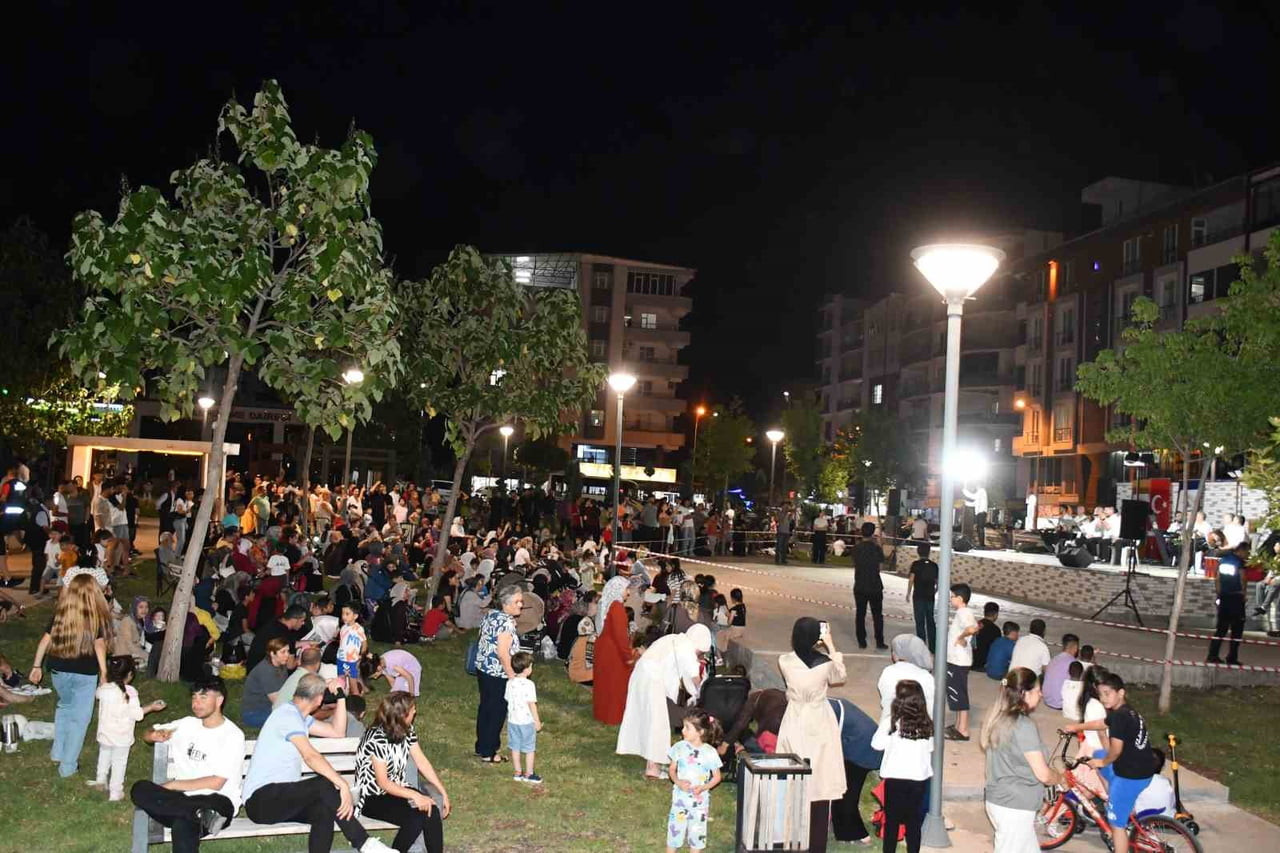 SİVEREK'TE BELEDİYE TARAFINDAN SICAK YAZ AKŞAMLARINDA DÜZENLENEN SIRA GECESİ PROGRAMI VE HALK...