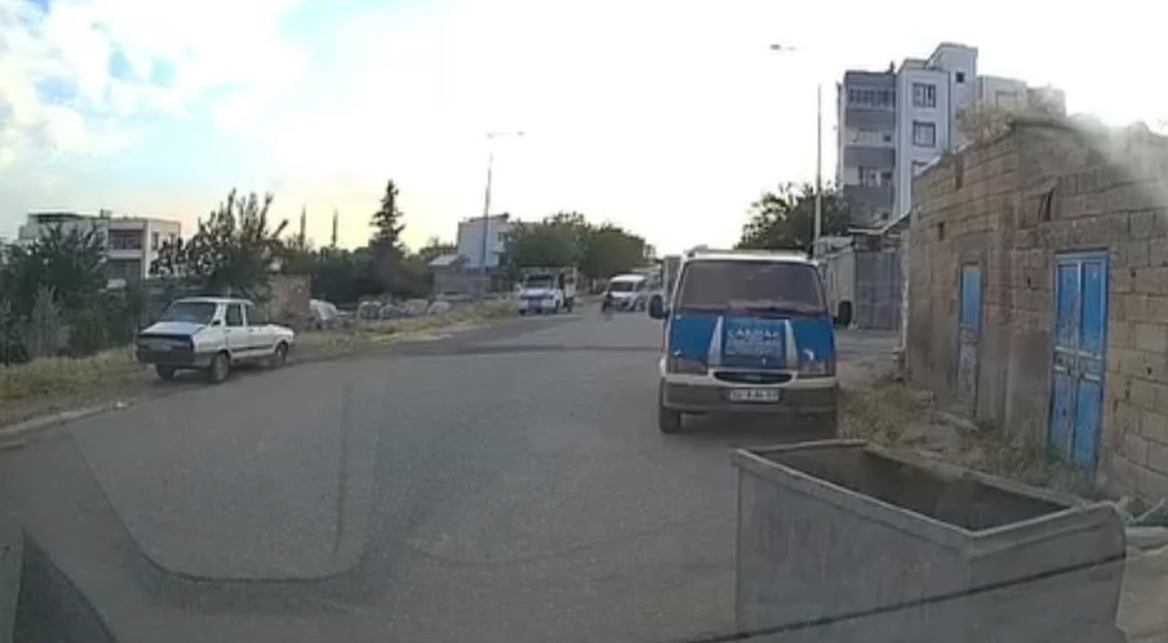 SİVEREK'TE HAFİF TİCARİ ARACIN ÇARPTIĞI ÇOCUK YARALANDI, KAZA KAMERADA