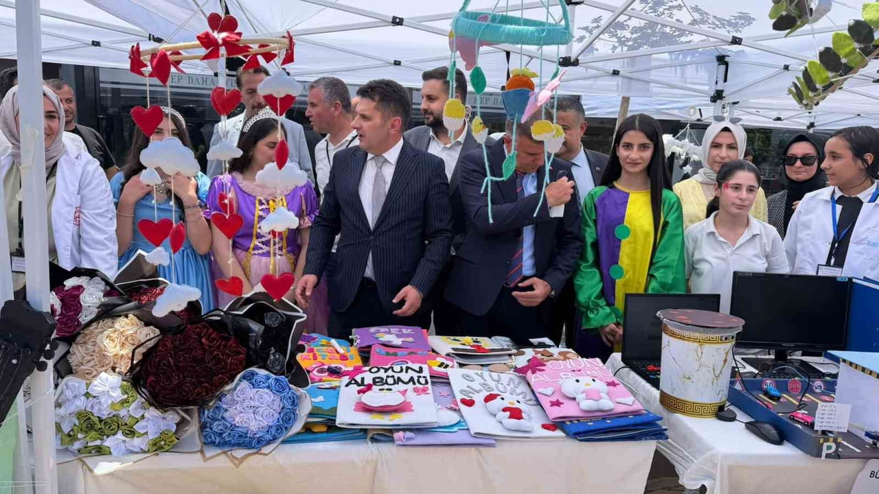 SİVEREK'TE "MAARİFİN KALBİNDE MARİFETLİ GENÇLİK" FUARI AÇILDI