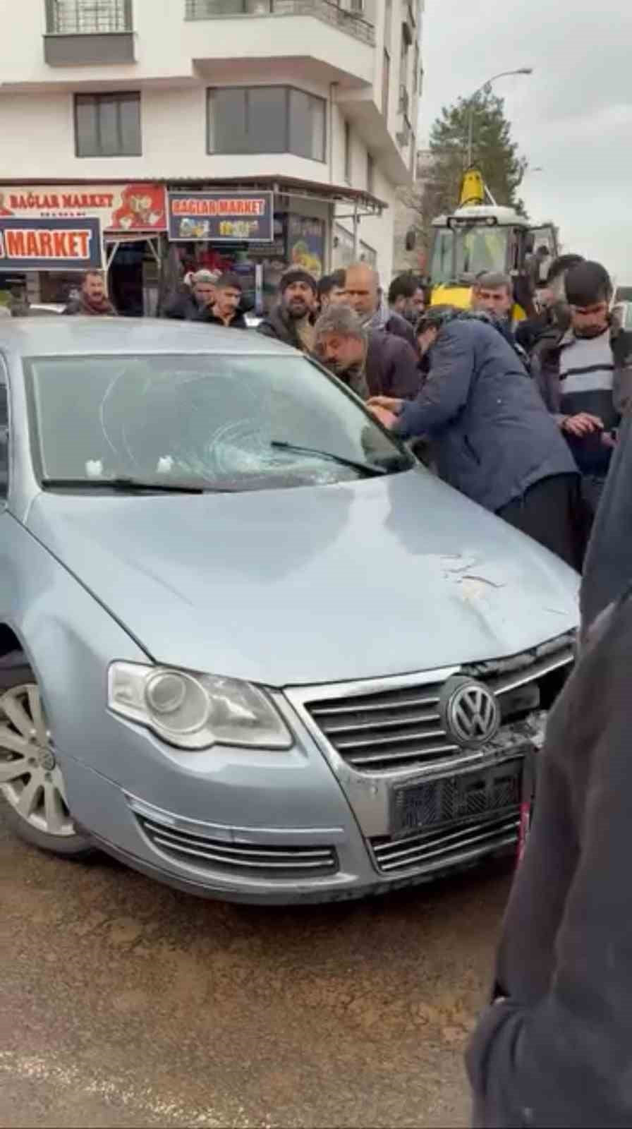 SİVEREK’TE DEHŞET ANLARI: 14 YAŞINDAKİ KIZA ÇARPAN SÜRÜCÜ, KALABALIĞIN ÜZERİNE ARACINI SÜREREK...