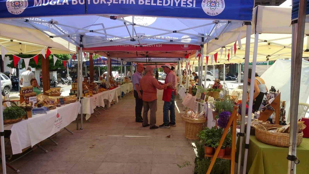 SLOW FOOD MUĞLA YERYÜZÜ PAZARI, MENTEŞE İLÇESİNDEKİ TARİHİ KURŞUNLU MEYDANI’NDA GERÇEKLEŞTİRİLDİ....