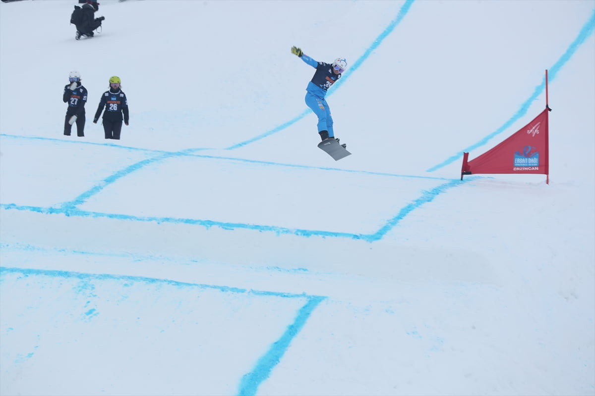 Snowboard Cross Avrupa Kupası ilk gün yarışları Erzincan'daki Ergan Dağı Kış Sporları ve Doğa...
