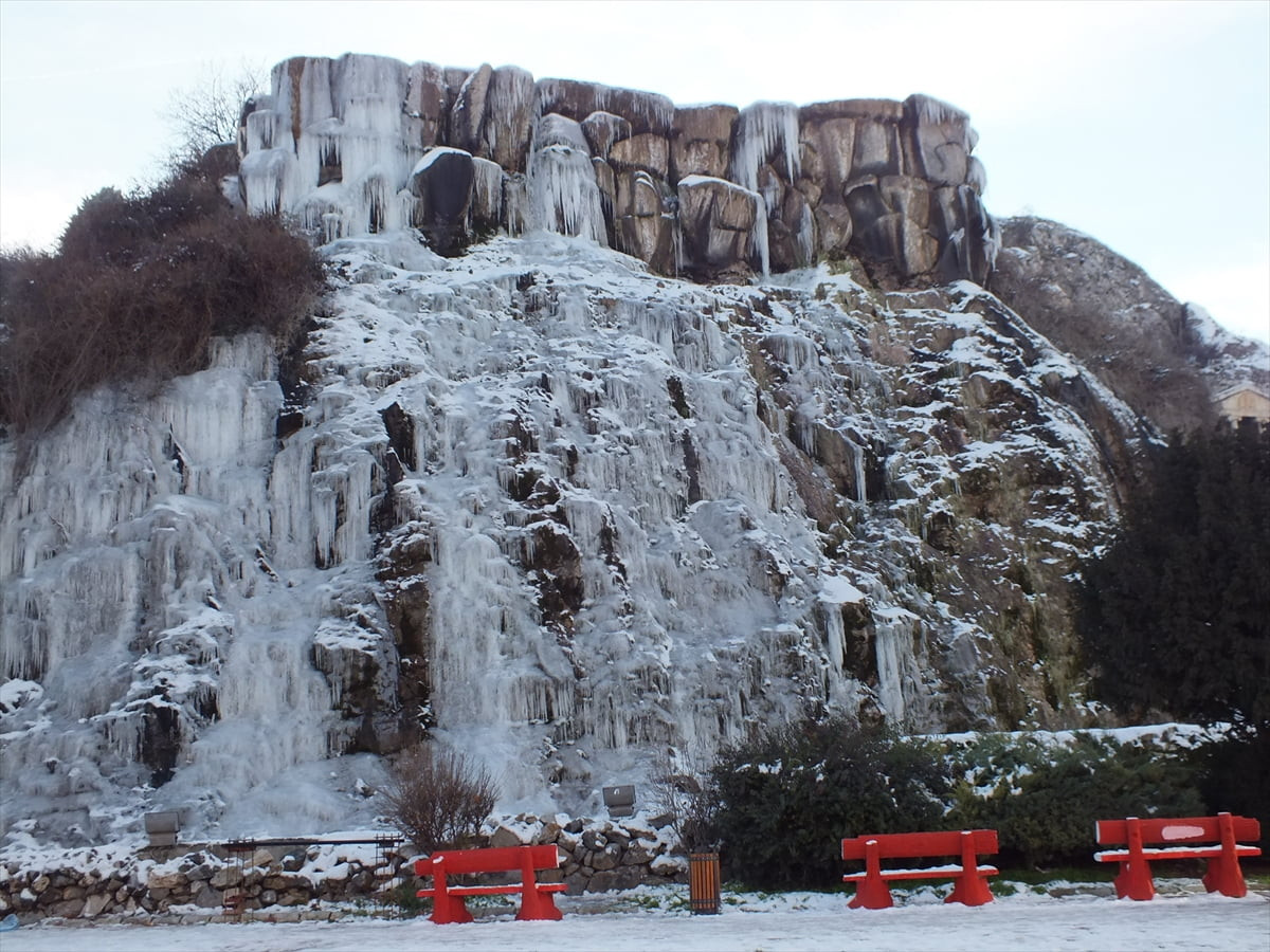 Soğuk havanın etkili olduğu Tokat'ın Turhal ilçesinde bulunan yapay şelale buz tuttu.