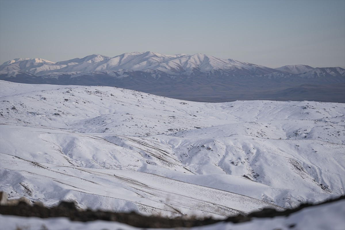 Soğuk havanın etkisini sürdürdüğü Erzurum'da karla kaplanan dağlar güzel manzara...