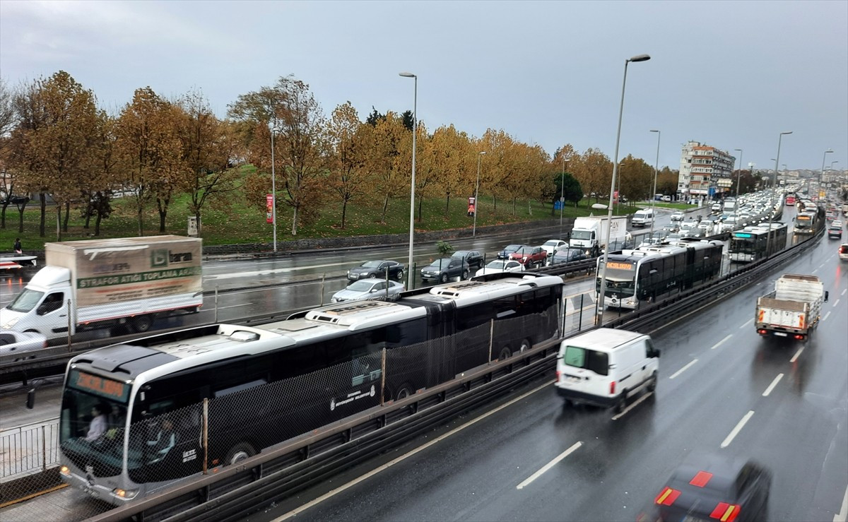 Söğütlüçeşme istikametinde ilerleyen bir metrobüs, Şükrübey durağında arızalandı. Arıza nedeniyle...