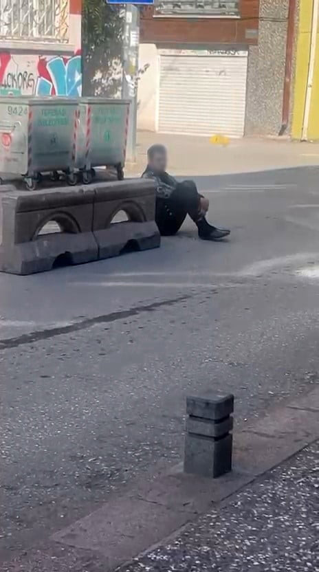 SOKAK ORTASINDA UZUN SÜRE HAREKETSİZ VE ŞÜPHELİ ŞEKİLDE BEKLEYEN BİR KİŞİ, ÇEVREDEKİ VATANDAŞLAR...