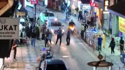 Sokak ortasındaki kavgayı polis ayırdı