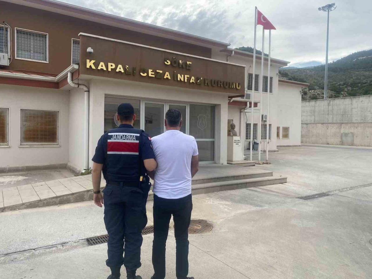 SÖKE’DE 10 YIL HAPİS CEZASI İLE ARANAN ŞAHIS YAKALANDI