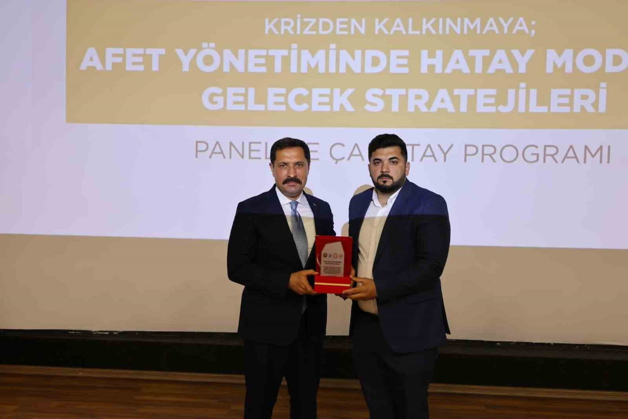 SOLDAKİ HATAY VALİSİ MUSTAFA MASATLI VE SAĞDAKİ İHA HATAY BÖLGE MÜDÜRÜ VEYSEL KORKMAZ