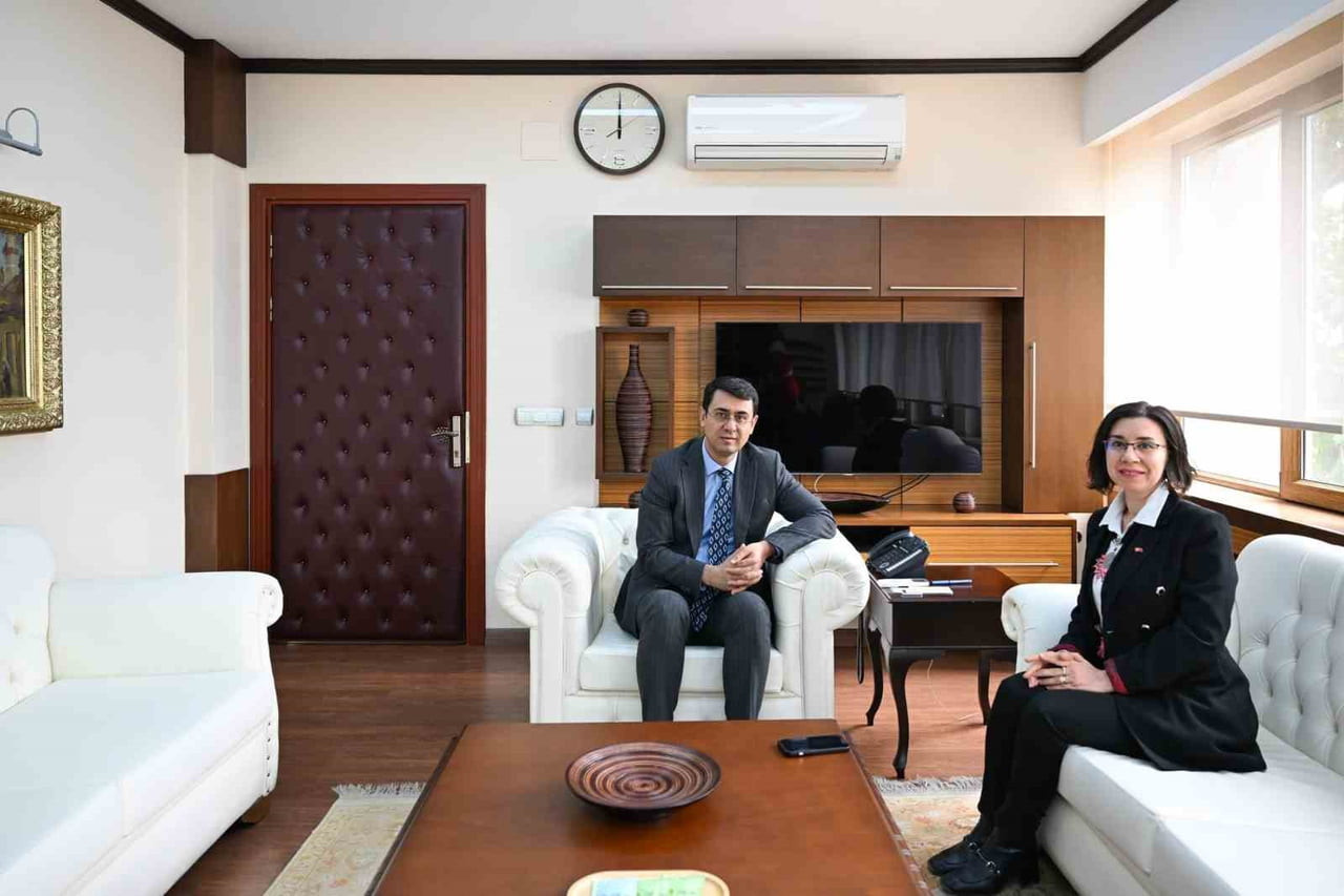 SOLDAN BİRİNCİ UŞAK VALİSİ SERDAR KARTAL, SOLDAN İKİNCİ UŞAK BELEDİYE BAŞKAN VEKİLİ HATİCE...