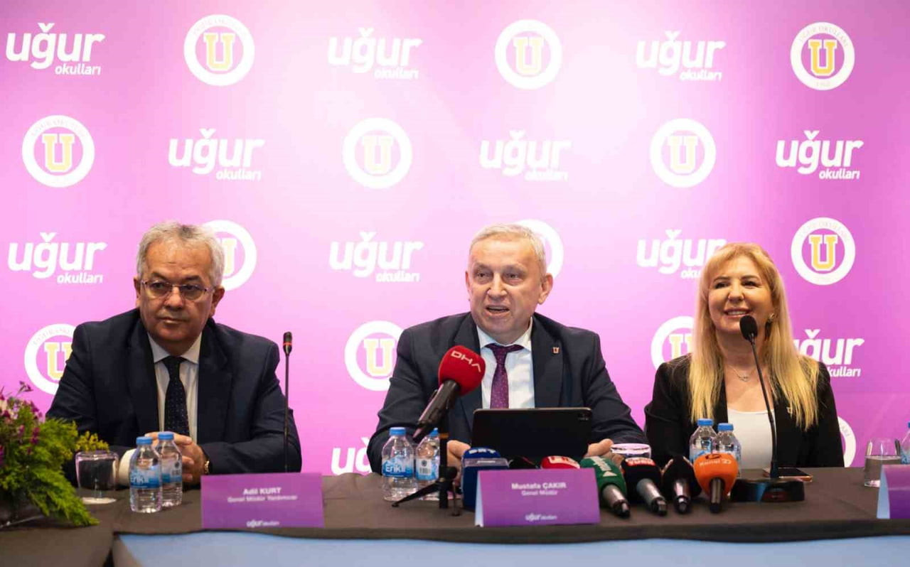 (SOLDAN SAĞA) ADİL KURT,  MUSTAFA ÇAKIR, EBRU DİVRİK