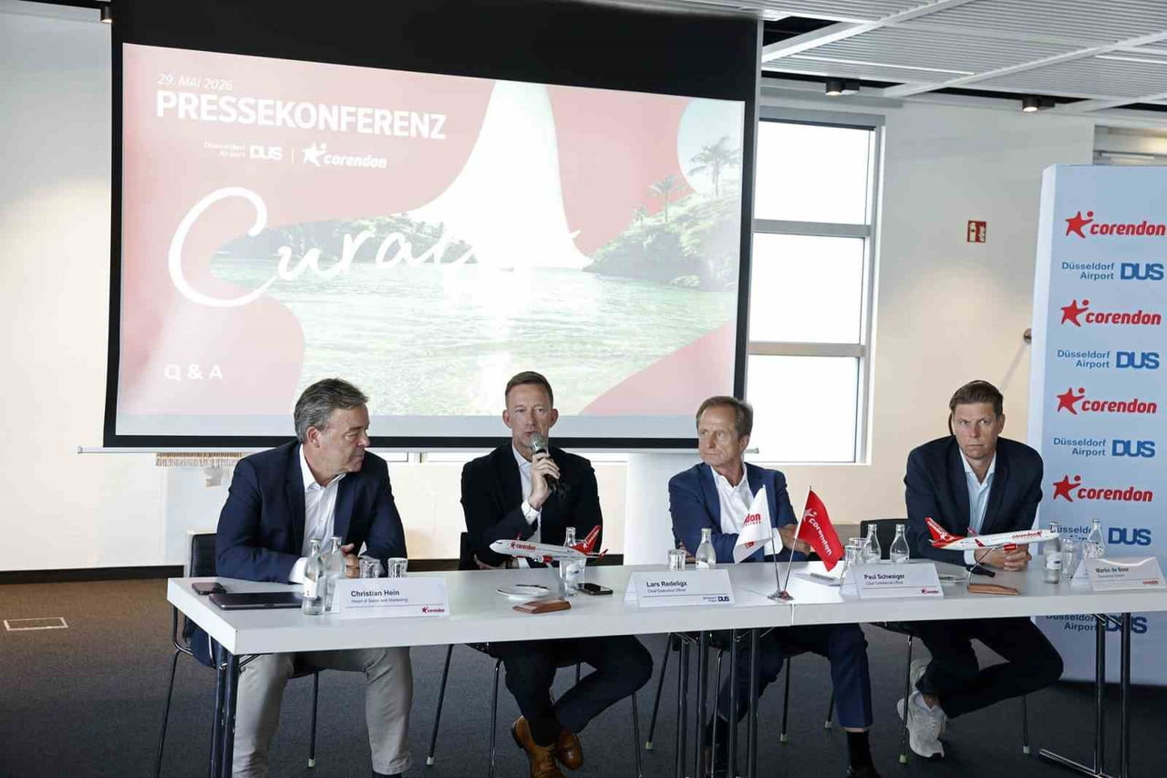 (SOLDAN SAĞA) CHRİSTİAN HEİN, LARS REDELİGX (DUS AİRPORT CEO), PAUL SCHWAİGER, MARTİN DE...