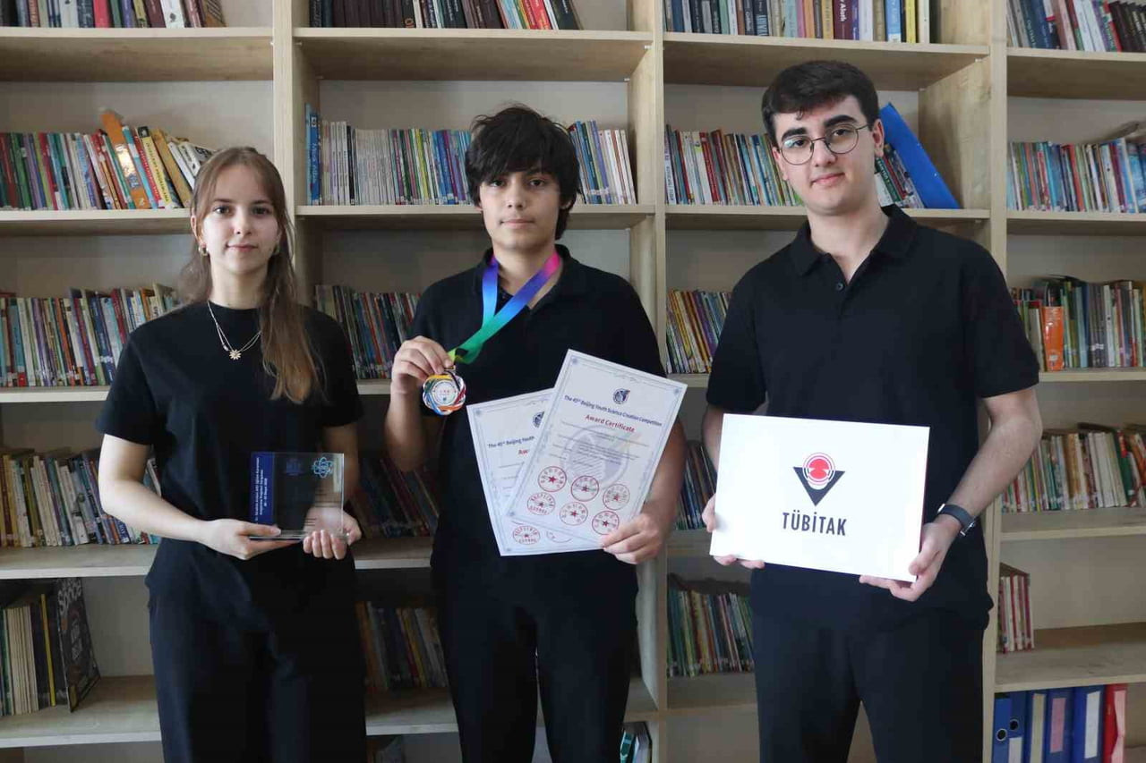 SOLDAN SAĞA: DEFNE ESERİ ATEŞ HABACI VE FURKAN ÖZDİNGİŞ