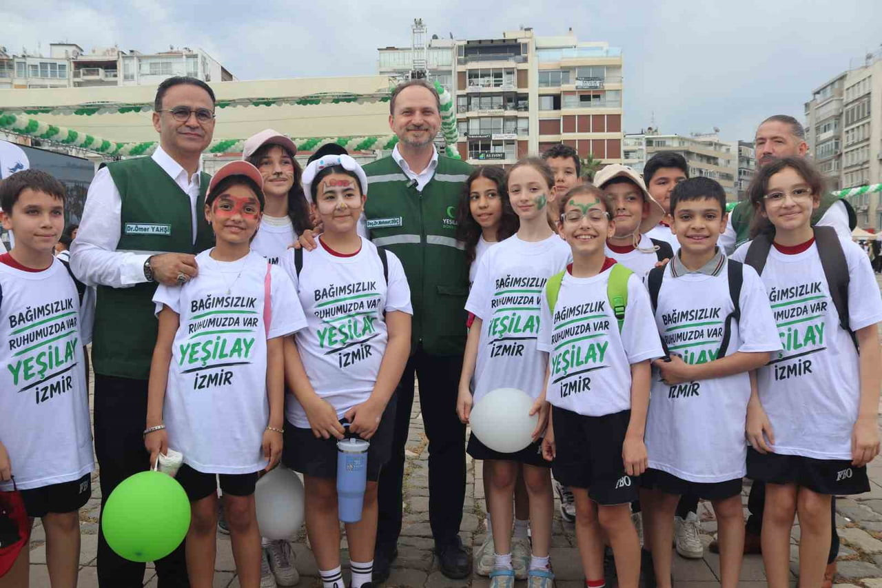 SOLDAN SAĞA: YEŞİLAY İZMİR ŞUBE BAŞKANI DR. ÖMER YAHŞİ, YEŞİLAY GENEL BAŞKANI DOÇ. DR. MEHMET DİNÇ...