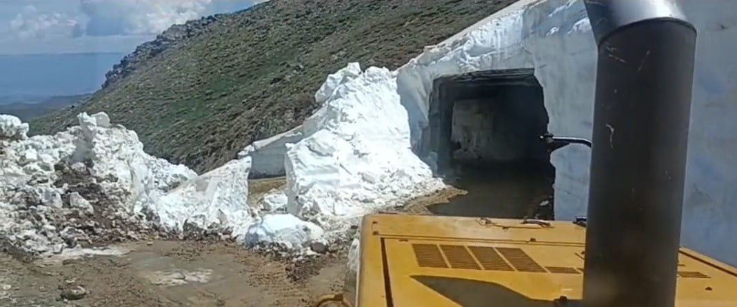 SOLHAN İLÇESİNDE YÜKSEK RAKIMLI MEZRA YOLLARINDA KARLA MÜCADELE ÇALIŞMALARI SÜRÜYOR