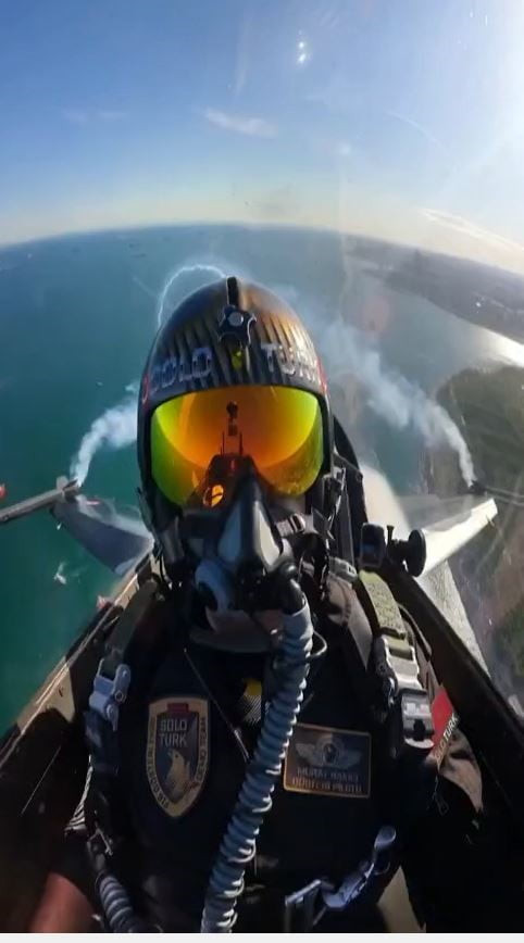 SOLOTÜRK  F-16 GÖSTERİ EKİBİ’NİN İSTANBUL SEMALARINDA YAPTIĞI GÖSTERİ KOKPİT KAMERASINA YANSIDI....