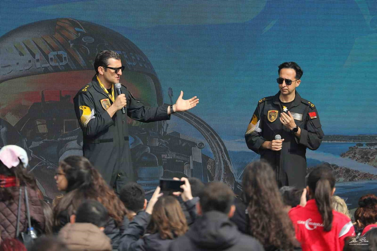 SOLOTÜRK GÖSTERİ EKİBİ, İSTANBUL'DA VATANDAŞLARLA BİR ARAYA GELDİ. SOLOTÜRK KOL KOMUTANI HAVA...