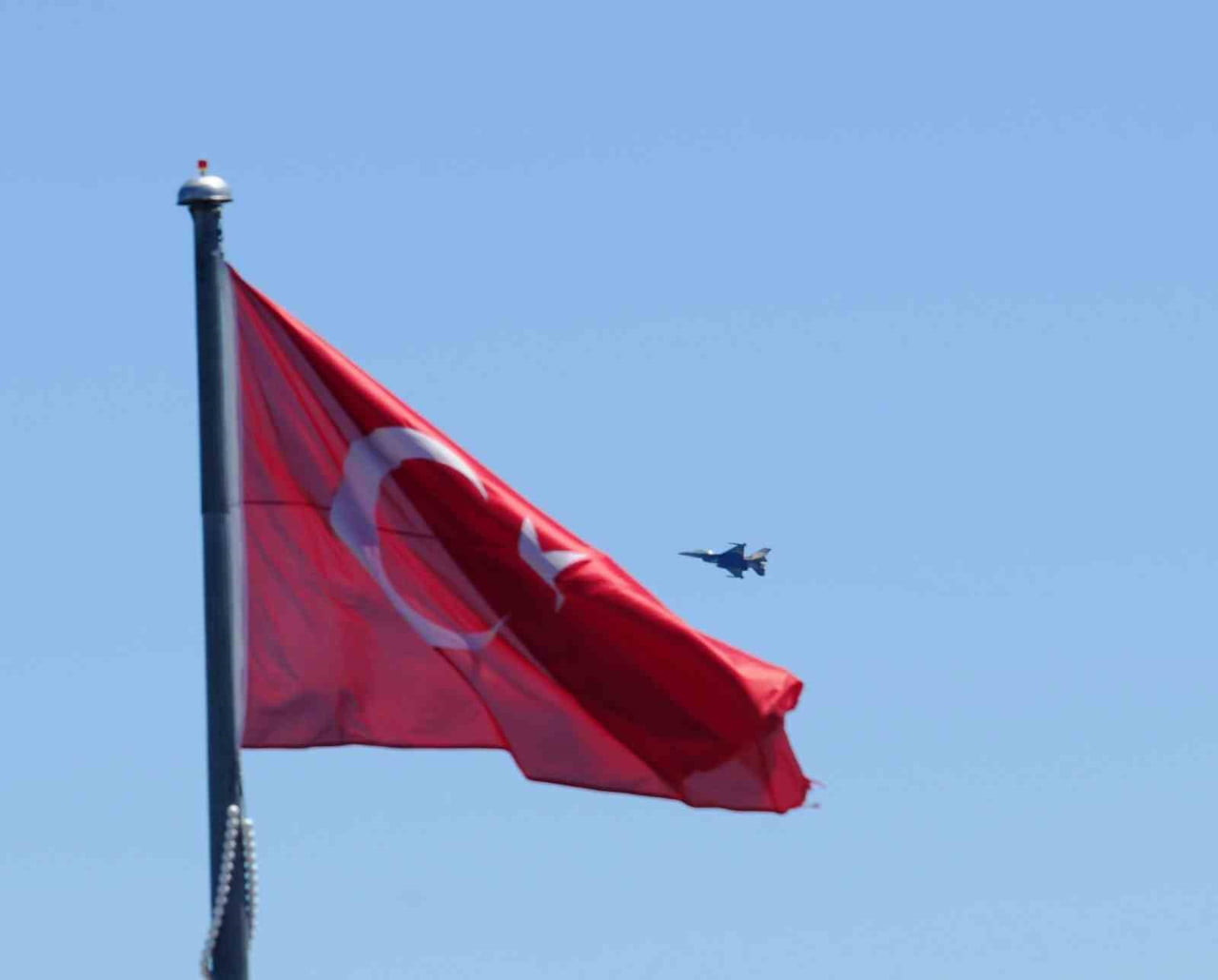 SOLOTÜRK UÇAKLARI, 19 MAYIS ATATÜRK'Ü ANMA, GENÇLİK VE SPOR BAYRAMI KAPSAMINDA SAMSUN'DA ÇEVRE...