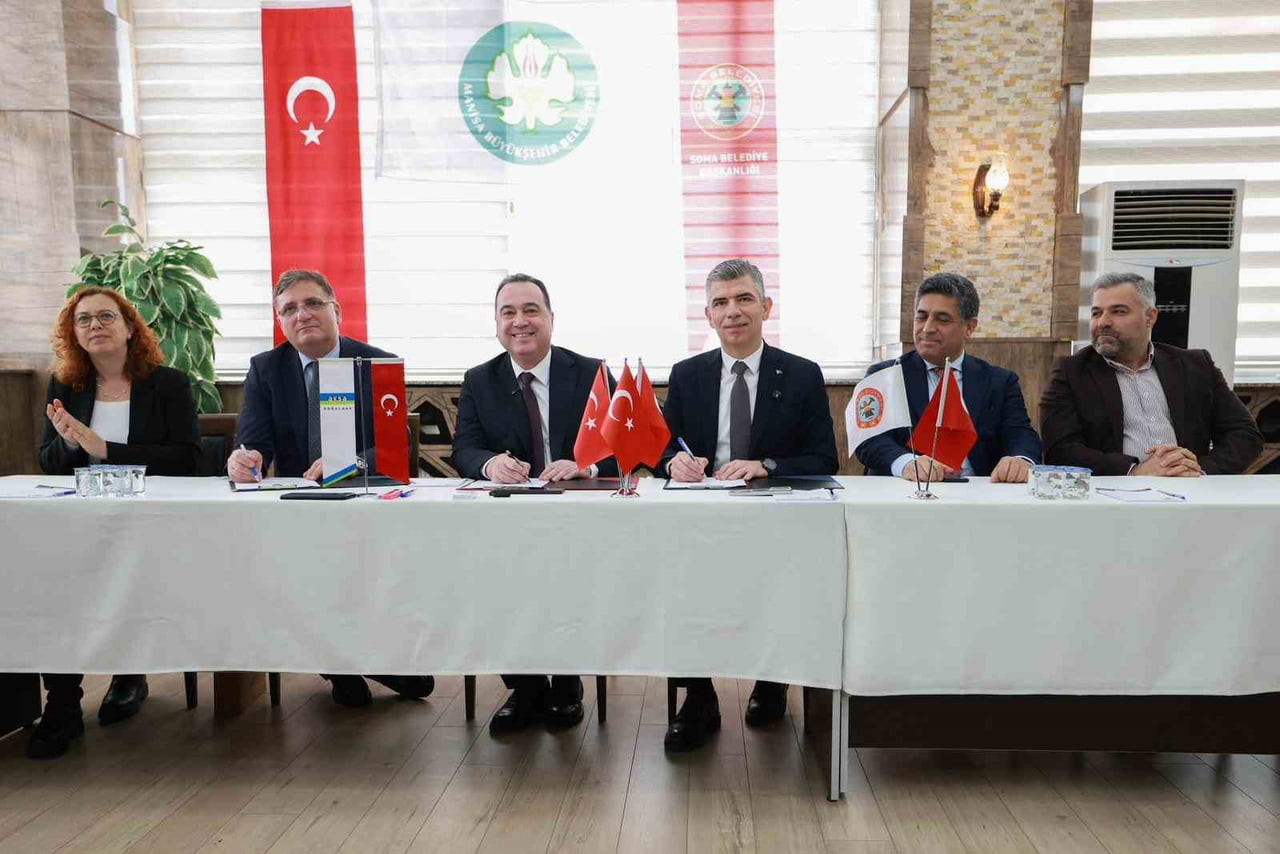 SOMA BELEDİYESİ'NDE DÜZENLENEN İMZA TÖRENİNE; MANİSA BÜYÜKŞEHİR BELEDİYE BAŞKANI BESİM DUTLULU...