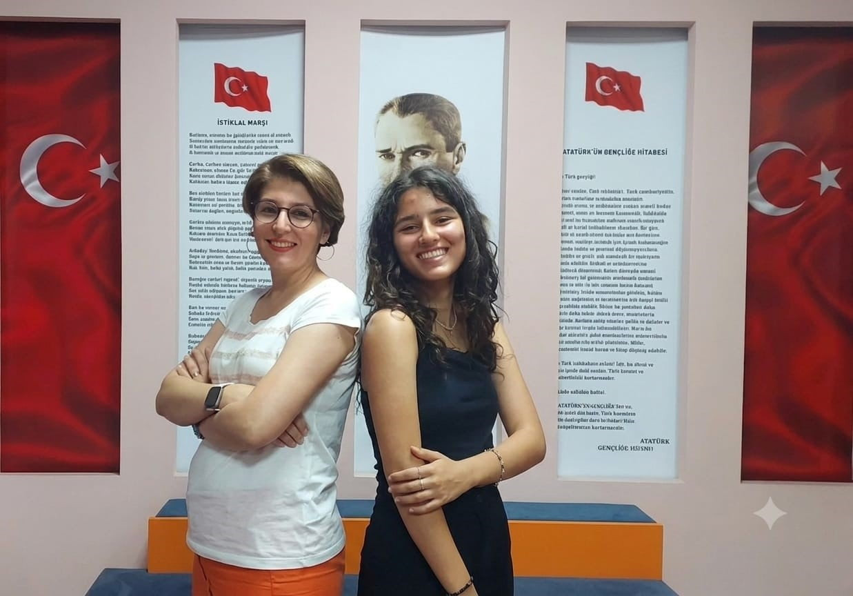 SOMA BİLSEM YÖNETİMİ, TÜRKİYE ÜÇÜNCÜSÜ OLAN ÖĞRENCİ ÖYKÜ VULKAN'I (SAĞDAKİ), DANIŞMAN ÖĞRETMEN...