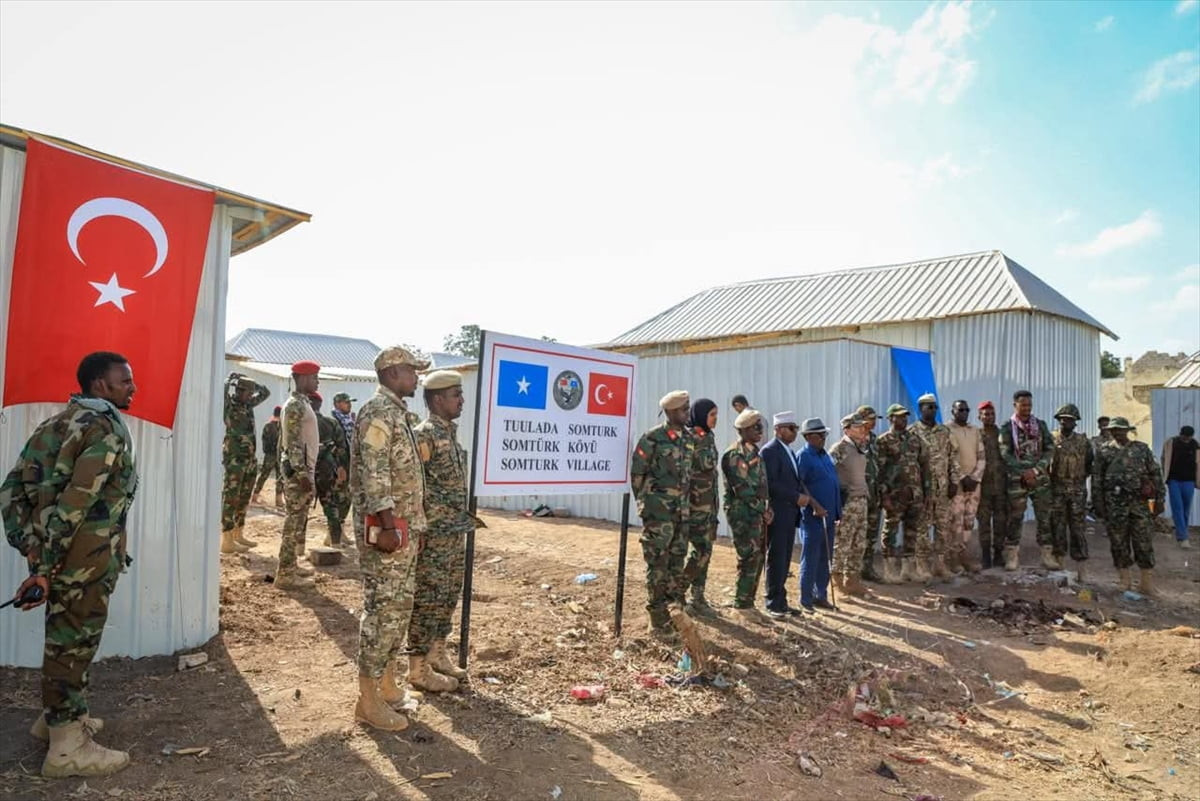 Somali'de terör örgütü Eş-Şebab tarafından tahrip edilen evlerin yerine inşa edilen yeni...