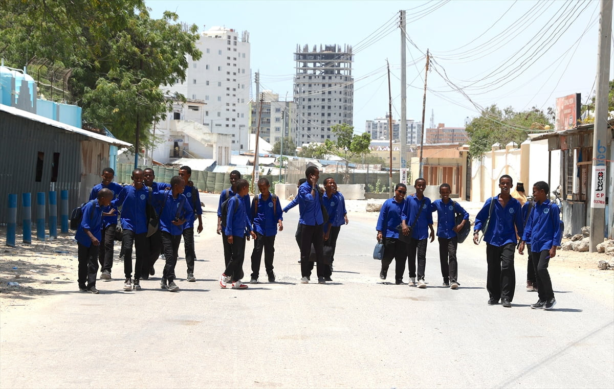 Somali'nin başkenti Mogadişu'da Türkiye Diyanet Vakfı (TDV) tarafından yaptırılan mescit törenle...