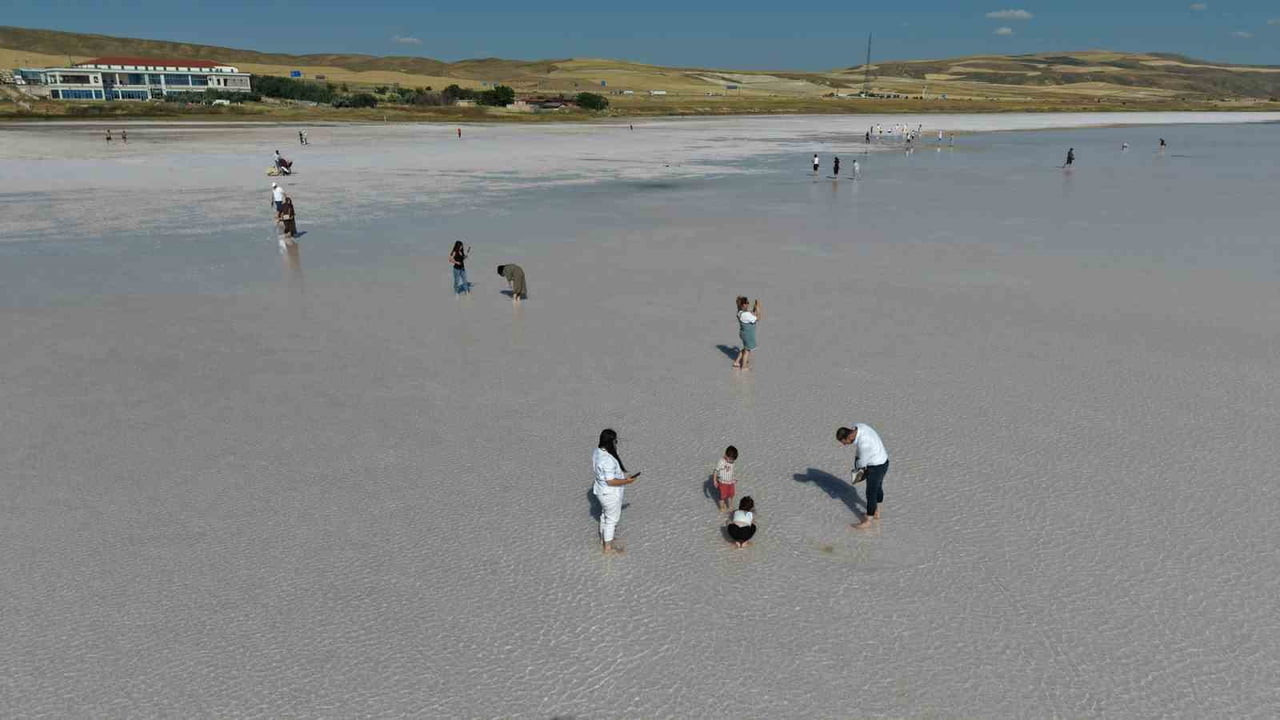 SON 66 YILIN EN FAZLA YAĞMURLARIYLA BU YIL SU SEVİYESİNİ ARTIRAN TÜRKİYE’NİN 2. BÜYÜK GÖLÜ OLAN...