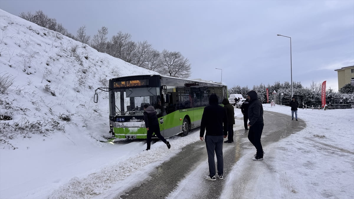Son bir haftadır Sakarya'nın yüksek kesimlerinde etkili olan kar yağışı, 2026 yılının ilk gününde...