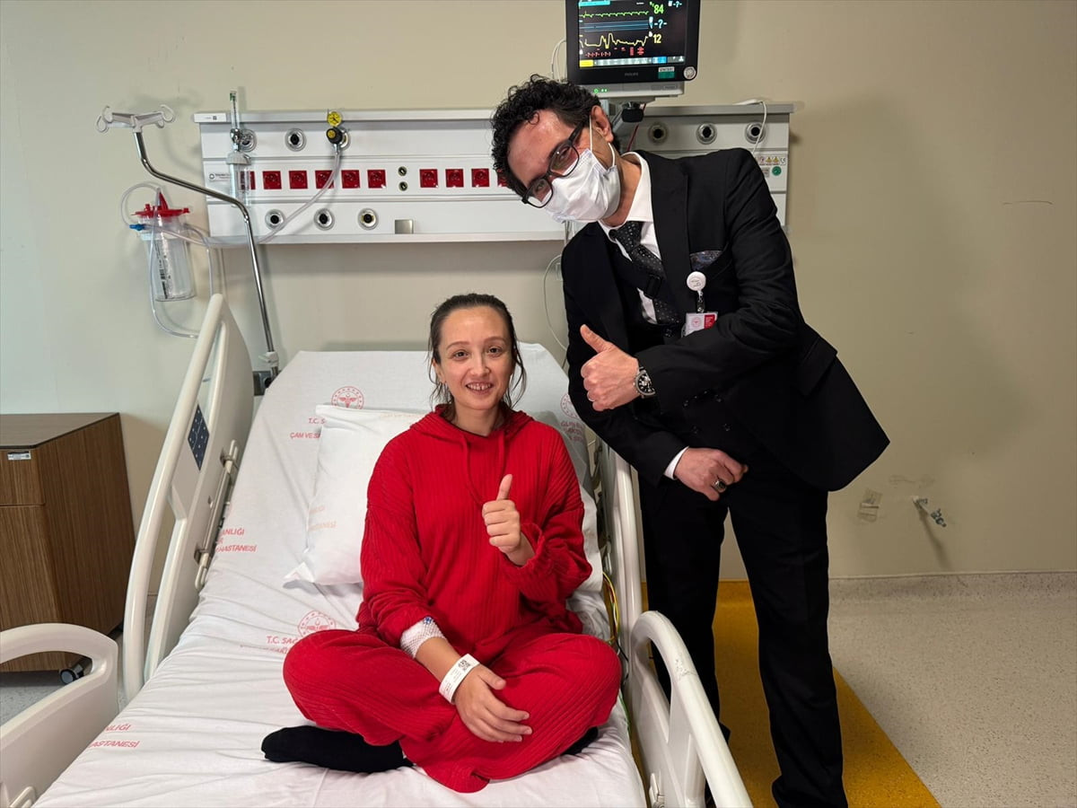 Son evre yetmezliği nedeniyle yapay kalp destek cihazıyla hayata tutunan Başakşehir Çam ve Sakura...