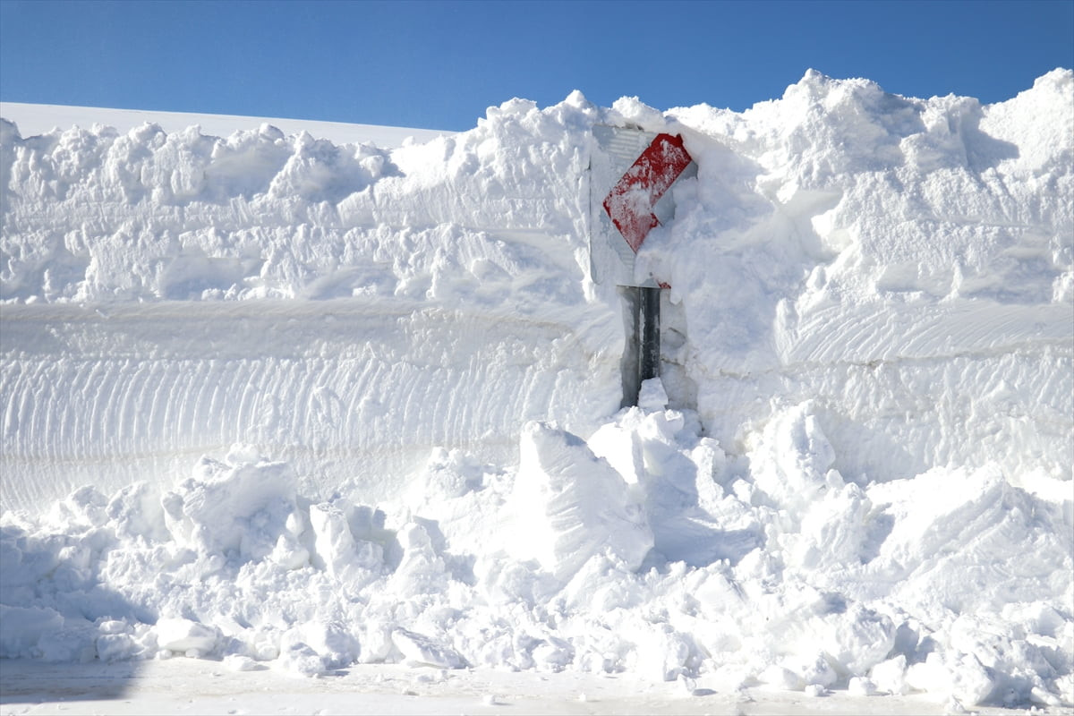 Son yılların en fazla kar yağışını alan Ağrı'da Karayolları ekipleri, kar kalınlığının yer yer 2-3...