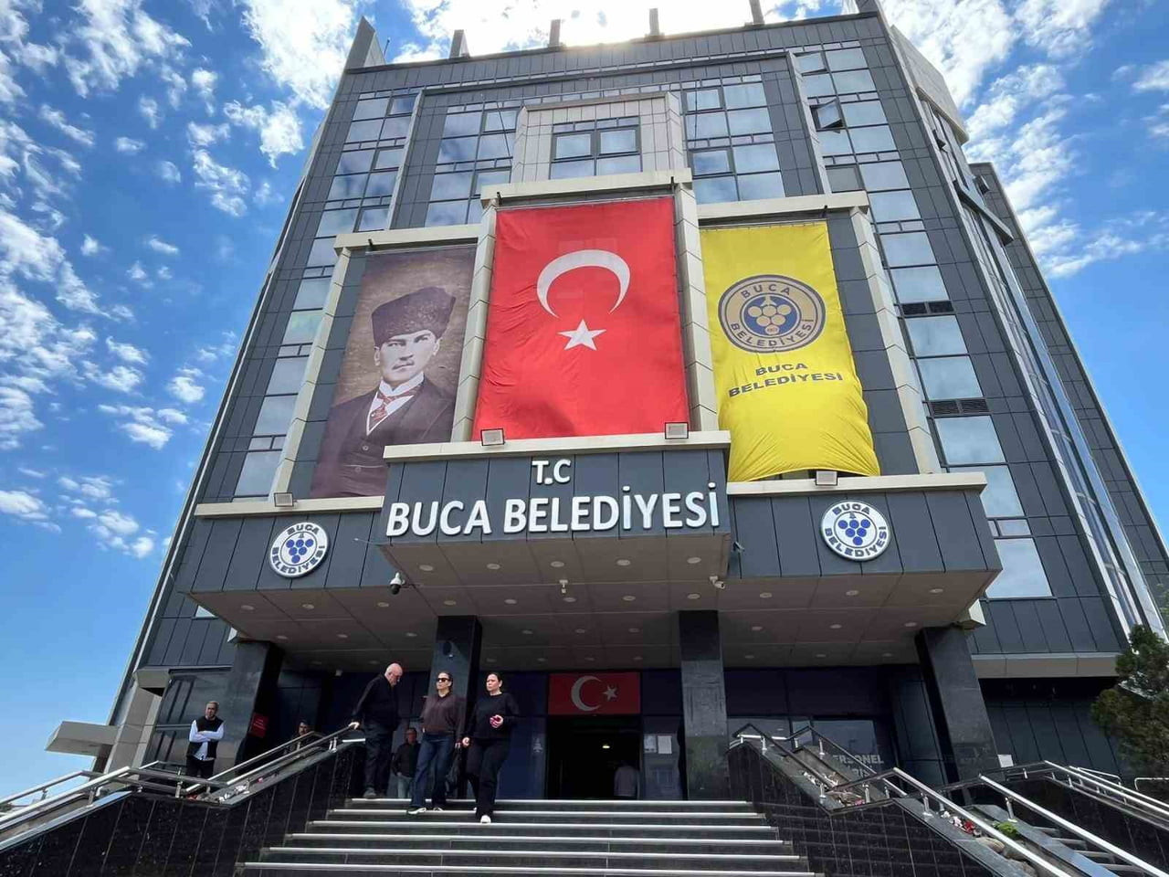 SOSYAL GÜVENLİK KURUMU (SGK), BUCA BELEDİYESİNDE İŞE GİTMEDEN MAAŞ ALDIĞI VE SAHTE SİGORTA...