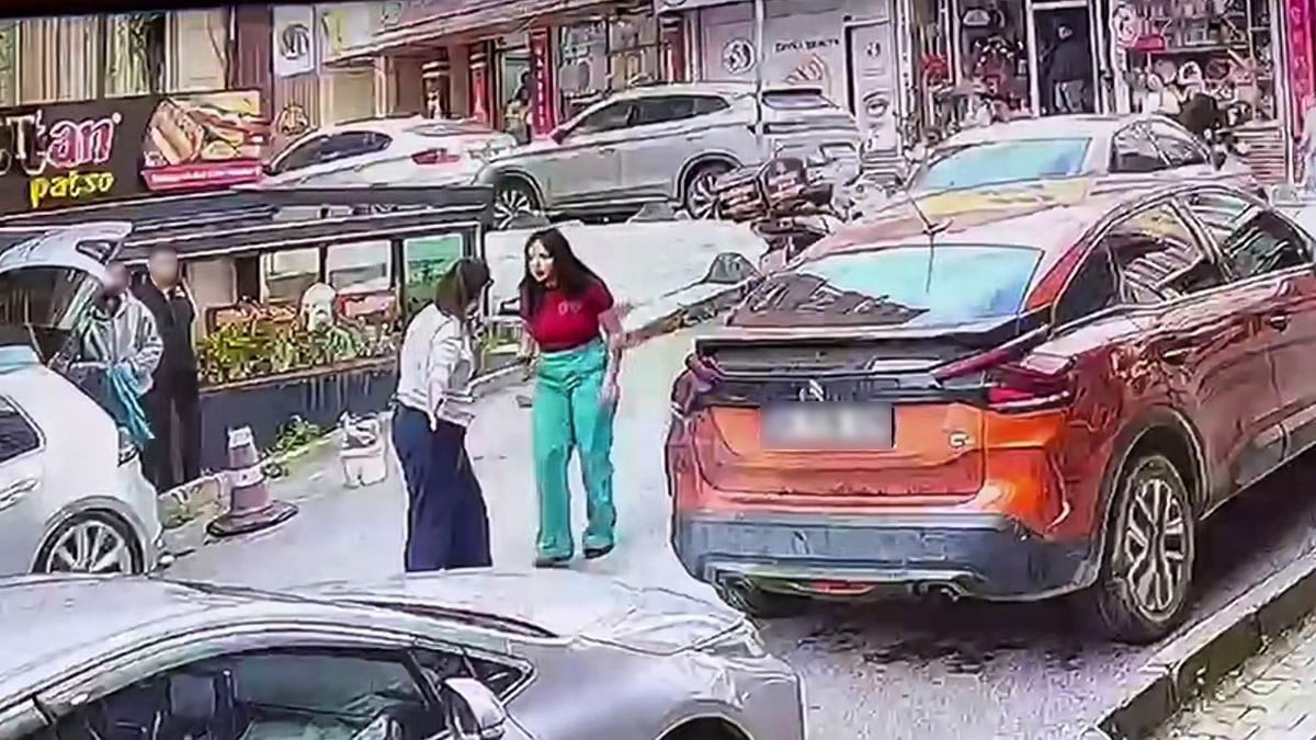 SOSYAL MEDYA FENOMENİ HÜLYA SÖNMEZ, ARNAVUTKÖY'DE TRAFİKTE TARTIŞTIĞI KADINA SALDIRDI