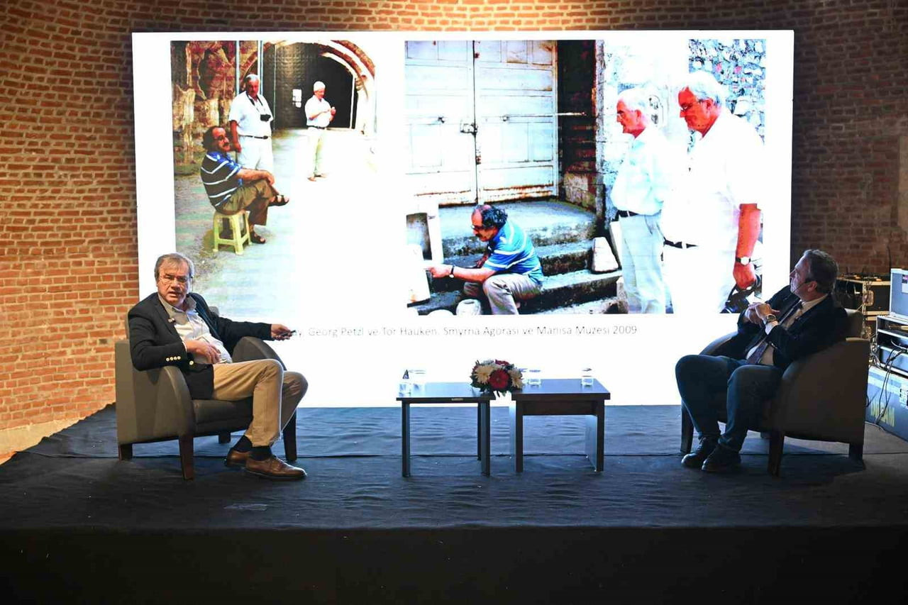 SÖYLEŞİDE KONUŞMACI OLARAK YER ALAN PROF. DR. CUMHUR TANRIVER (SOLDAKİ) VE PROF. DR. YUSUF SEZGİN...