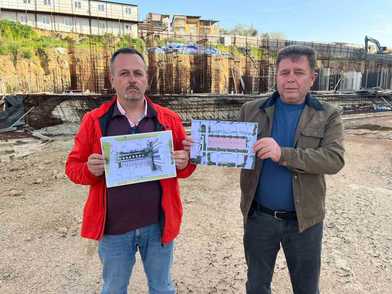 S.S. İŞ İNSANLARI GAZİEMİR YAPI KOOPERATİFİ BAŞKANI ALİ ALPYAVUZ İSE SATIŞ OFİSİNDEKİ TANITIM...