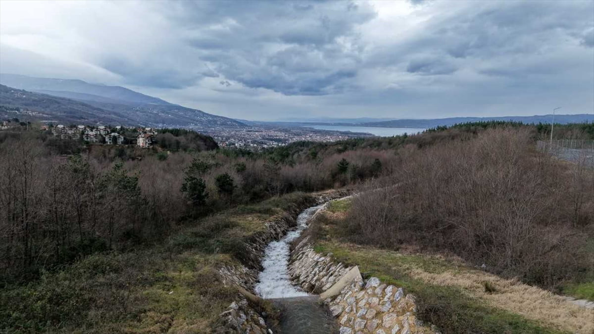 Su seviyesi azalan Sapanca Gölü'nün korunmasına yönelik çalışmalar kapsamında hayata geçirilen...