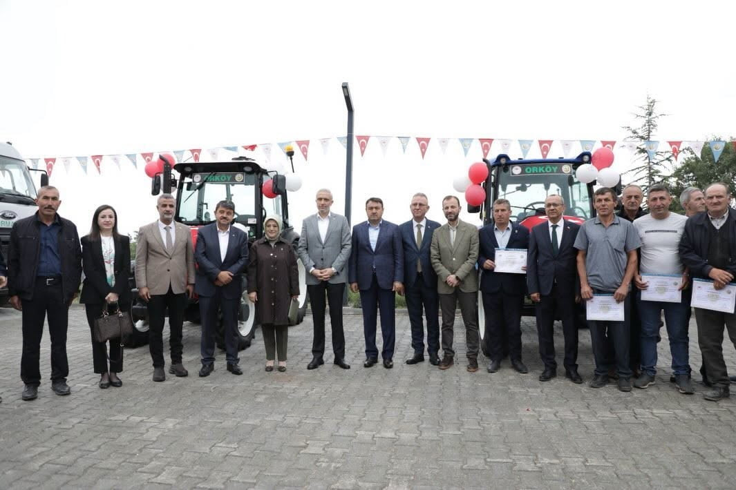 SU TANKERLERİ İLE TRAKTÖRLER, DÜZENLENEN TÖRENLE HAK SAHİPLERİNE TESLİM EDİLDİ.