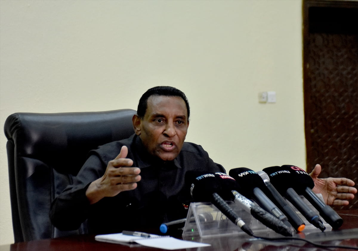 Sudan Başbakanı Kamil İdris, başkent Hartum’da Başbakanlık binası çok zarar gördüğü için Valilik...