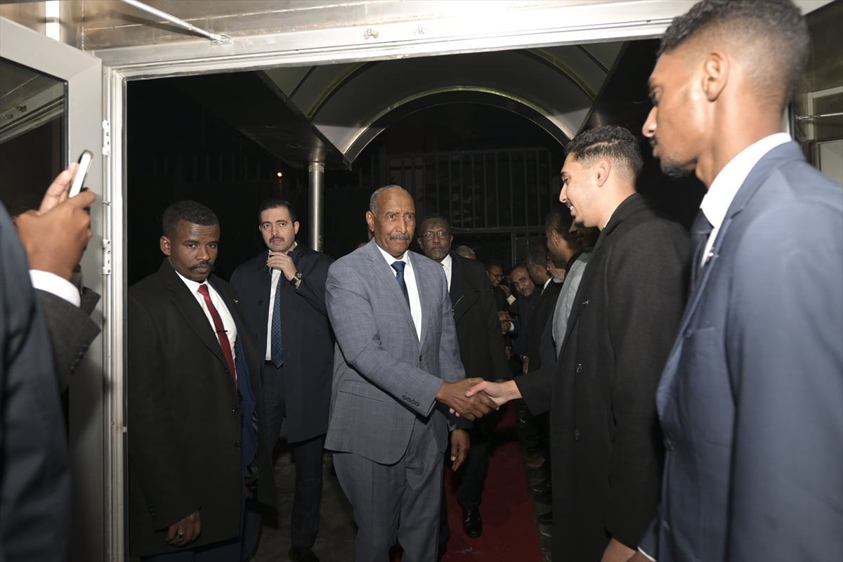 Sudan Egemenlik Konseyi Başkanı Abdulfettah el-Burhan (ortada), başkent Ankara'da Türk ve Sudanlı...