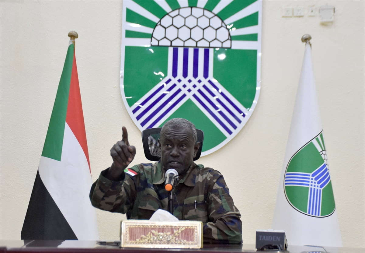 Sudan’ın başkenti Hartum’un Valisi Ahmed Osman Hamza, eyalet yetkililerinin de katılımıyla...