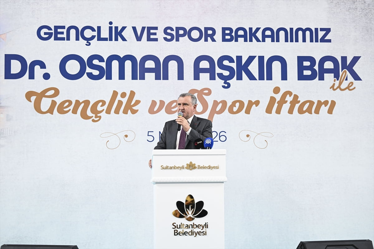 Sultanbeyli Gençlik İftarı, Sultanbeyli Spor Salonu'nda yapıldı. İftara katılan Gençlik ve Spor...