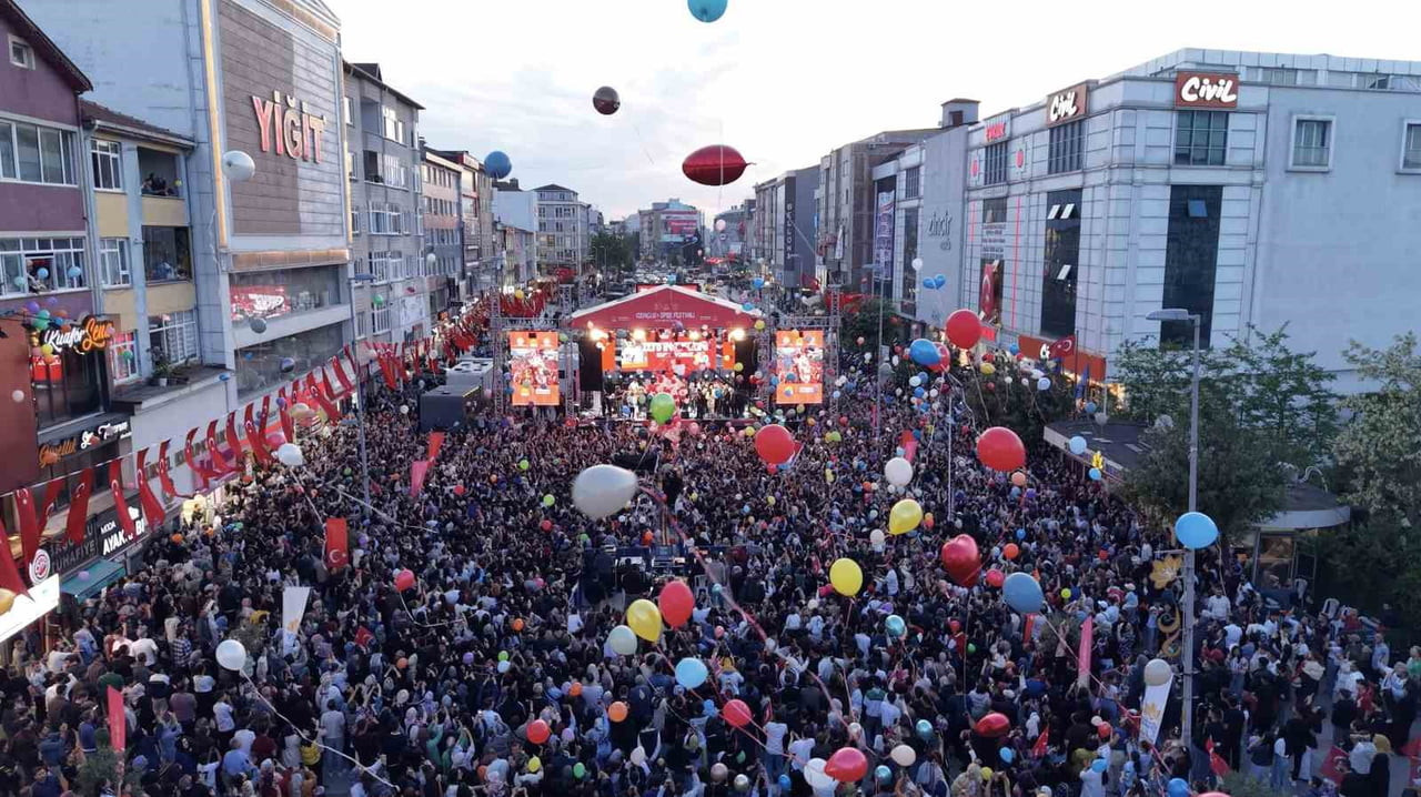 SULTANBEYLİ'DE 19 MAYIS ATATÜRK'Ü ANMA, GENÇLİK VE SPOR BAYRAMI BİNLERCE VATANDAŞIN KATILIMIYLA...