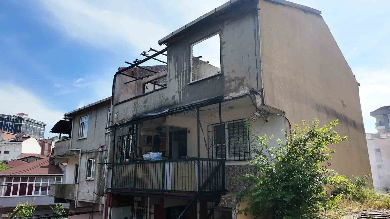 SULTANBEYLİ'DE 3 KATLI BİR BİNANIN ÇATISINDA ÇIKAN YANGIN YAN BİNAYA VE BAHÇEYE SİRAYET ETTİ....