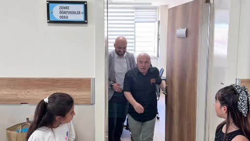 Sultanbeyli'de 37 yıllık öğretmene duygu dolu uğurlama: Öğrencilerinden konfetili sürpriz
