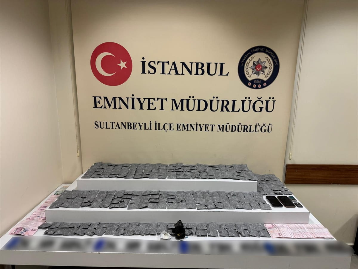 Sultanbeyli'de, bir eve ve araca yönelik uyuşturucu operasyonunda gözaltına alınan 4 şüpheli...