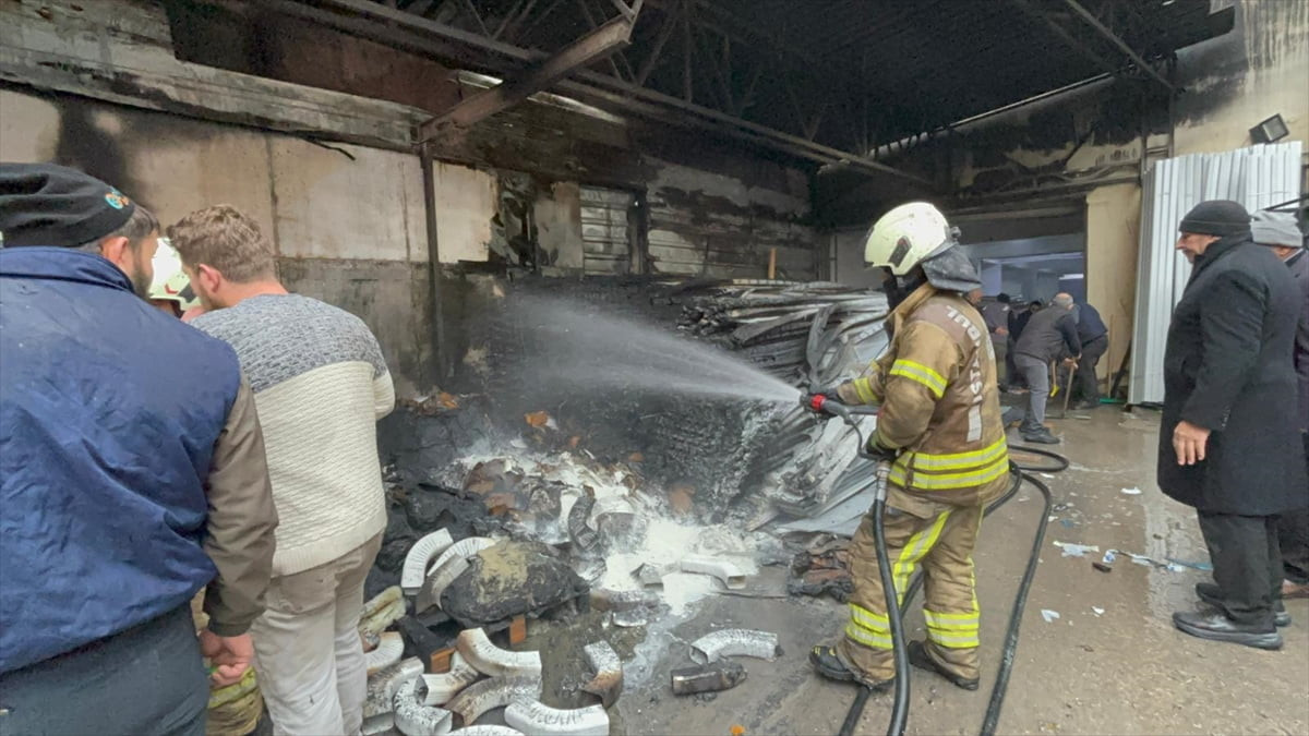 Sultanbeyli'de boya imalathanesinde çıkan yangın, itfaiye ekiplerince söndürüldü.