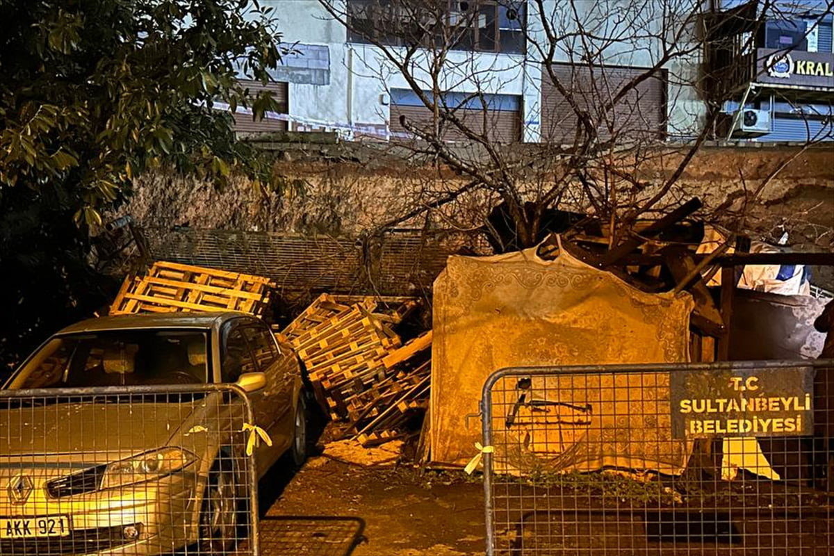 Sultanbeyli'de, istinat duvarının bir kısmı üzerine çöken park halindeki araçta hasar meydana...