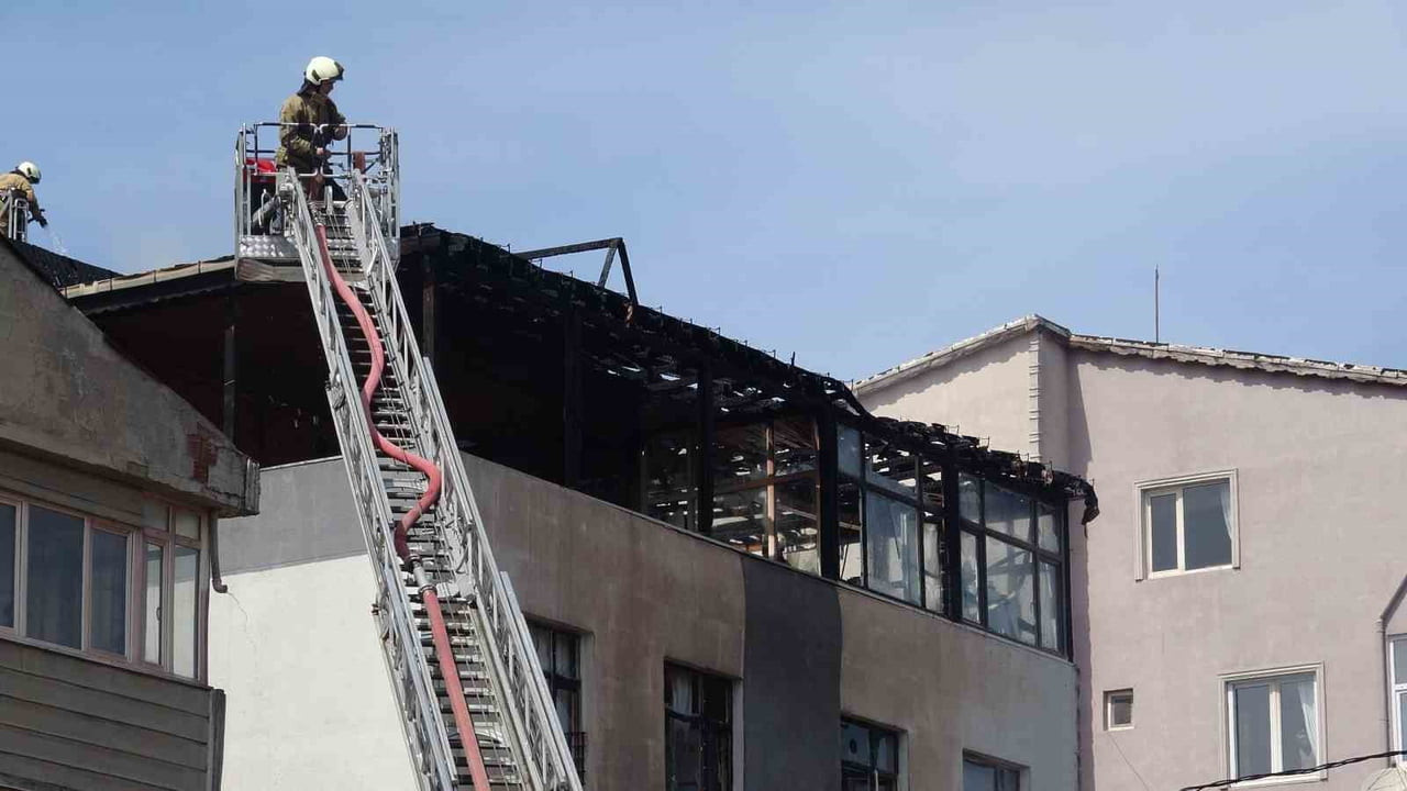 SULTANBEYLİ’DE BİTİŞİK İKİ BİNANIN ÇATISINDA ÇIKAN YANGIN PANİĞE NEDEN OLDU. YANGINDA İKİ BİNANIN...