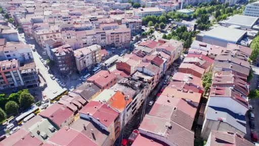Sultangazi'de 4 katlı binanın çatısındaki yangın böyle görüntülendi